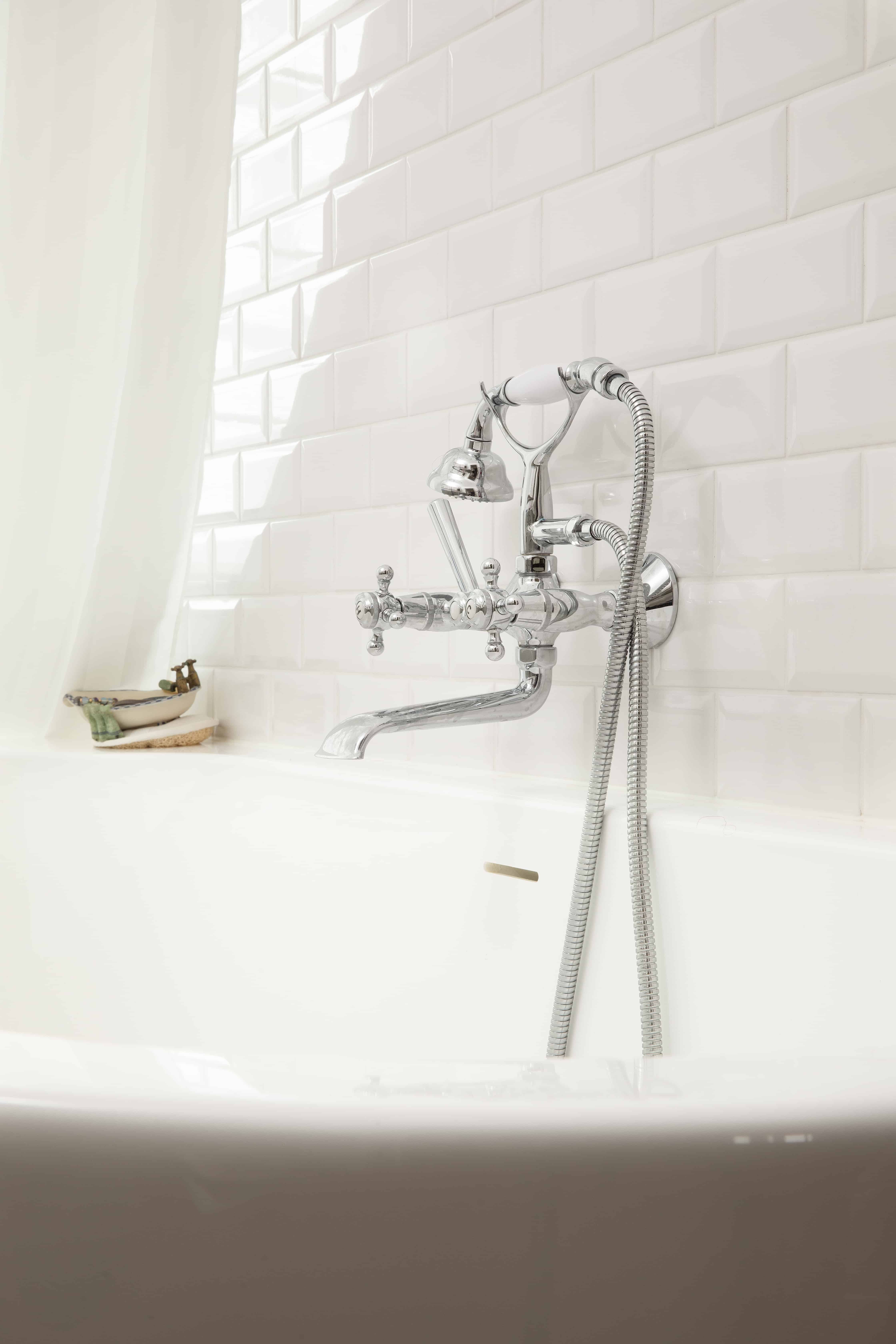 Stijlvolle badkamer, badkuip omring door witte kleine wandtegels - Roeselare