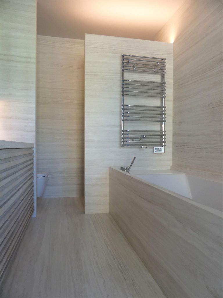 Badkamer afgewerkt met XXL tegels