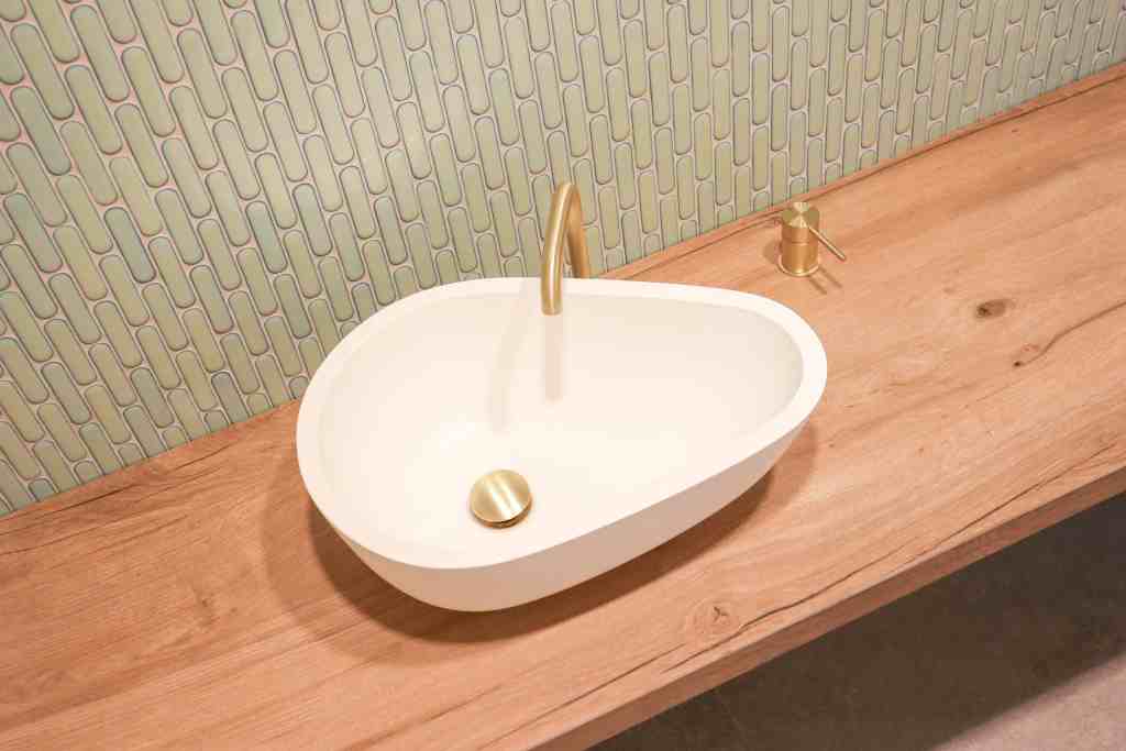 Warme Badkamer met keramisch houtlook tablet