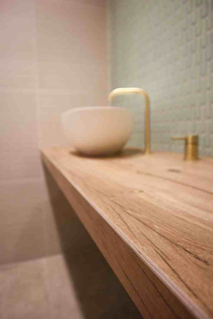 Warme Badkamer met keramisch houtlook tablet