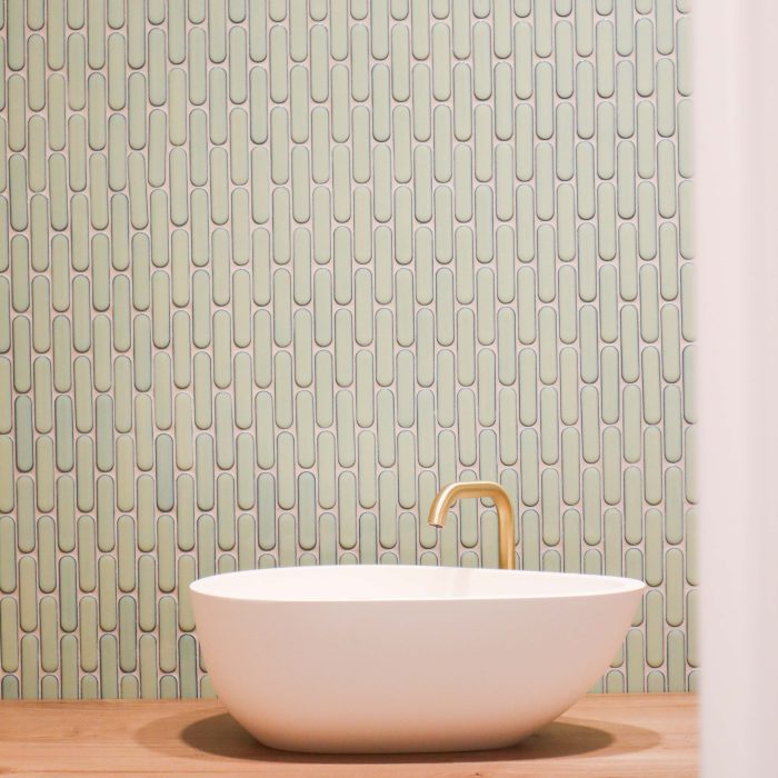 Warme Badkamer met keramisch houtlook tablet