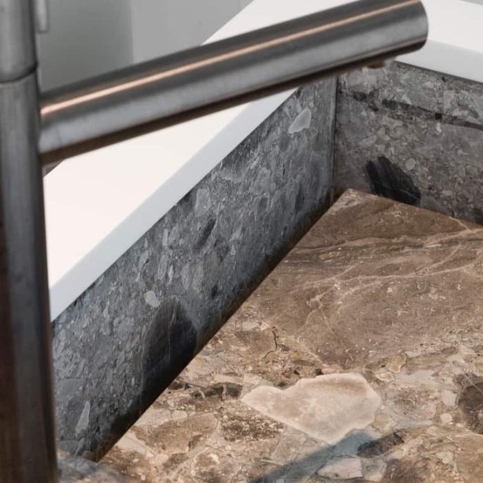 Lavabo in badkamer betegeld met Ceppo di Gré